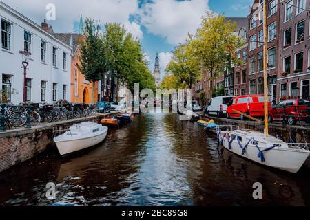 Pittoresque canal de Groenburgwal à Amsterdam avec l'église de Soutern Zuiderkerk au coucher du soleil au début de l'automne. Banque D'Images