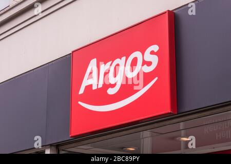 Argos Store, grand détaillant britannique de haute rue - logo extérieur / signalisation - Londres Banque D'Images