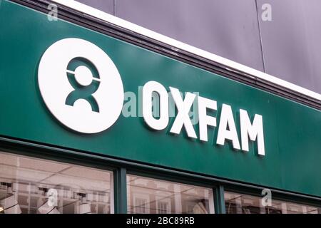 Oxfam - magasin de charité de haute rue - logo extérieur / signalisation- Londres Banque D'Images