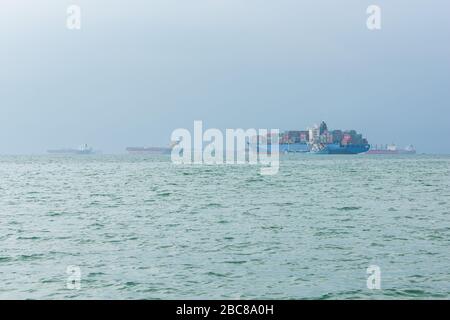 Les navires de fret, les pétroliers et les vraquiers sont ancrés au large du Singapore Straight, à Singapour, au coucher du soleil Banque D'Images