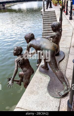 La sculpture en bronze de Chong Fah Cheong, qui sautait dans la rivière Singapour, à Singapour Banque D'Images