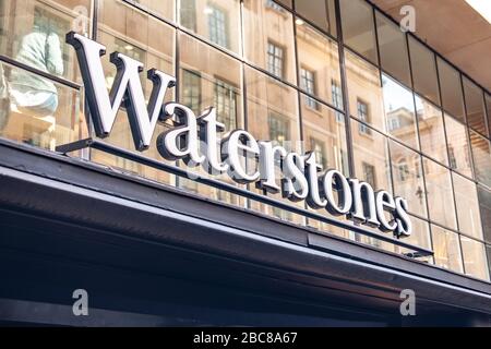 Waterstones, emblématique marque britannique High Street Bookshop - logo extérieur / signalisation - Londres Banque D'Images