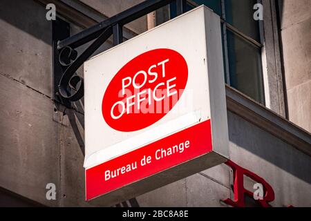 Bureau de poste, une entreprise britannique de bureau de poste de haute rue - logo extérieur / signalisation - Londres Banque D'Images