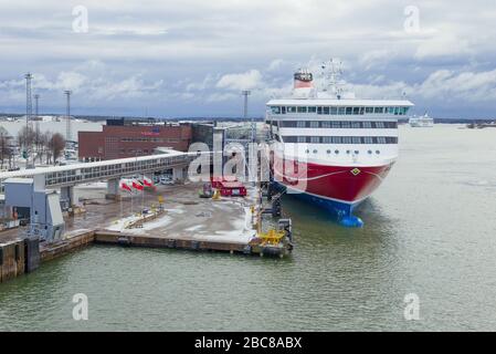 HELSINKI, FINLANDE - 10 MARS 2019 : ferry de croisière moderne Viking XPRS au terminal Viking Line, le matin d'une journée de mars nuageux Banque D'Images