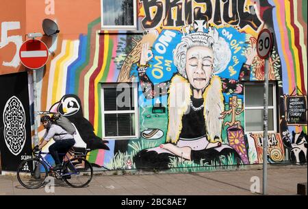 pic montre: Comme la Reine est due à l'adresse de la nation dimanche, une murale à Bristol montre la Reine Òkeeping Ó dans une posture de yoga comme les acheteurs masqués marchent Banque D'Images