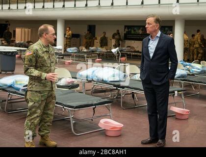 Le général du major François Evon, à gauche de l'Adjutant General de la Garde nationale du Connecticut, parle avec le Connecticut Gov. Ned Lamont à l'intérieur de la station médicale fédérale en réponse à la pandémie de COVID-19 à la Moore Field House à l'Université d'État du Connecticut du Sud le 1er avril 2020 à New Haven, dans le Connecticut. Banque D'Images