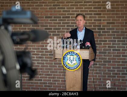 Connecticut Gov. Ned Lamont s'exprime lors d'une conférence de presse sur la réponse de l'État à la pandémie de COVID-19 à la Moore Field House, à l'Université d'État du Connecticut du Sud, le 1er avril 2020, à New Haven, dans le Connecticut. Banque D'Images