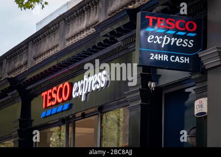 Tesco Express - version locale de la grande chaîne de supermarchés britannique - logo extérieur / signalisation - Londres Banque D'Images