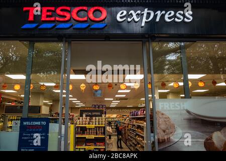 Tesco Express - version locale de la grande chaîne de supermarchés britannique - logo extérieur / signalisation - Londres Banque D'Images