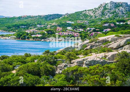 Belle costline de maisons blanches aux toits de tuiles et de Porto Rafael, Palau, Sardaigne, Italie. Banque D'Images