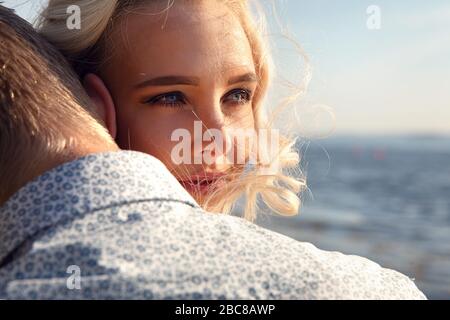 Portrait de la jeune femme Embring Boyfriend à la plage Banque D'Images