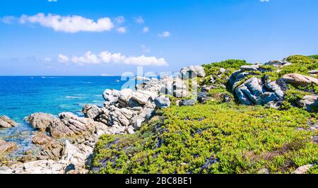 Les roches de granit et de côte d'azur incroyable sur l'eau belle Sardaigne, île près de Porto Pollo, Sargedna, Italie. Banque D'Images