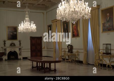 Grand Palais. xvie-xviiie siècles. Résidence du Grand Maître de l'ordre de Saint John. Vue sur la salle à manger de l'État, dans un style néoclassique (XIXe siècle). Décoré de portraits d'Elizabeth II et des présidents maltais. La Valette. Malte. Banque D'Images