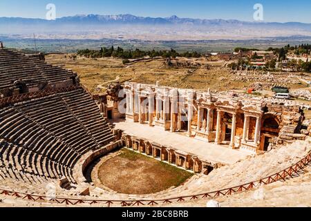 Ancien amphithéâtre romain à Hiérapolis à Pamukkale, Turquie. Banque D'Images