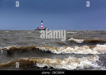 Phare de Westerheversand à Westerhever pendant la marée haute de printemps / tempête, péninsule d'Eiderstedt, parc national de la mer des Wadden, Frise du Nord, Allemagne Banque D'Images