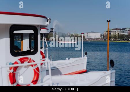 Alster Lake, avec bateau à vapeur traditionnel pour la croisière sur l'eau en premier plan, Hambourg, Allemagne. Banque D'Images