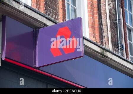 NatWest- British hgih Street Bank Branch, logo extérieur / signalisation- Londres Banque D'Images