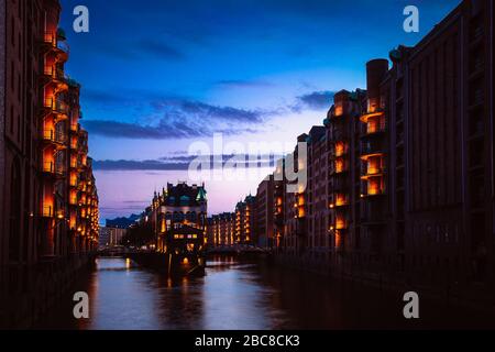 Le quartier des entrepôts - Speicherstadt au crépuscule. Site touristique de Hambourg. Vue sur Wandrahmsfleet à la lumière de la lampe de lanterne. Port de Hambourg avec Banque D'Images