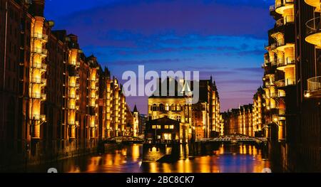 Le quartier des entrepôts - Speicherstadt au crépuscule. Site touristique de Hambourg. Vue sur Wandrahmsfleet à la lumière de la lampe de lanterne. Port de Hambourg avec Banque D'Images