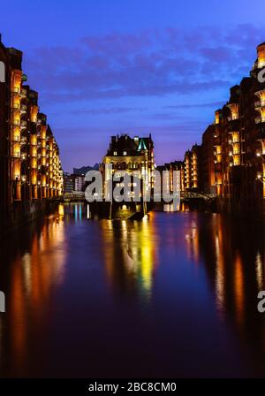 Le quartier des entrepôts - Speicherstadt au crépuscule. Site touristique de Hambourg. Vue sur Wandrahmsfleet à la lumière de la lampe de lanterne. Port de Hambourg avec Banque D'Images