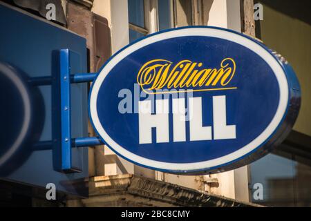 William Hill- bookmaker de rue haute / magasin de Paris - logo extérieur / signalisation- Londres Banque D'Images