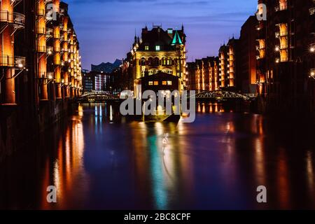 Le quartier des entrepôts - Speicherstadt au crépuscule. Site touristique de Hambourg. Vue sur Wandrahmsfleet à la lumière de la lampe de lanterne. Port de Hambourg avec Banque D'Images