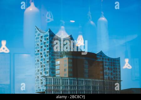 Hambourg, Allemagne, Elbphilonie, gros plan - ciel bleu vif et lumière du soleil vive et flambeaux de derrière, Hambourg, Allemagne. Banque D'Images