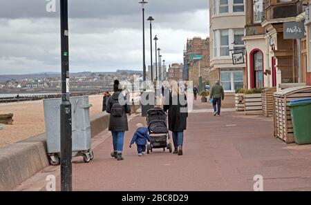 Portobello Beach, Édimbourg, Écosse, Royaume-Uni. 3 avril 2020. Nuageux à 8 degrés centigrade, il semble que la plupart du public s'éveiller à rester à la maison pour éviter le risque de capturer le Coronavirus de Covid-19. Quelques personnes utilisant la promenade et la plage pour leurs exercices quotidiens autorisés ne donnant pas autant de distance physique sociale qu'ils pourraient. Edimbourg devrait s'attendre à une température de 16 degrés dimanche qui pourrait faire sortir la foule Banque D'Images