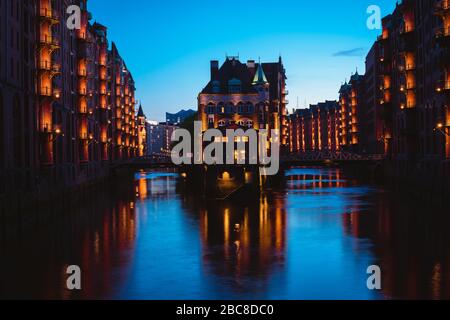 Château d'eau dans le vieux quartier de Speicherstadt ou d'entrepôt, Hambourg, Allemagne. Banque D'Images