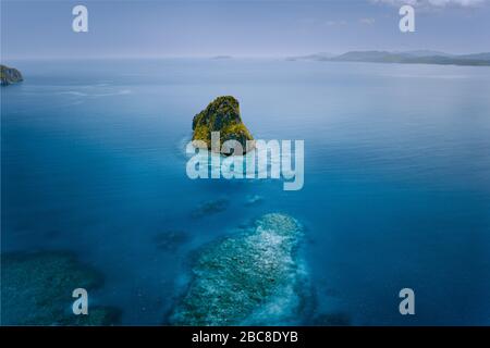 Drone aérien sur le magnifique paysage surréaliste isolée falaise île entourée par d'azur bleu turquoise de l'eau de l'océan. Bacuit archipelago est l'un des meilleurs p Banque D'Images