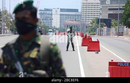 Un personnel spécial de la police Sri-lankaise portant un masque facial se trouve à un point de contrôle lors d'un couvre-feu national imposé comme mesure préventive contre la propagation du nouveau coronavirus (COVID-19) à Colombo. (Photo de Saman Abesiriwardana/Pacific Press) Banque D'Images