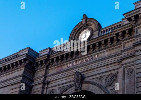 Allemagne, Saxe-Anhalt, Magdeburg, horloge et lettrage Hauptbahnhof, portail d'entrée historique de la gare centrale de Magdeburg Banque D'Images