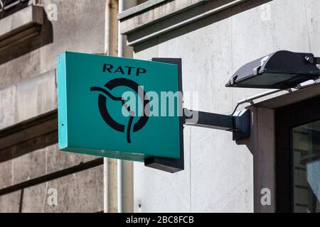 Paris, France - 7 juillet 2017 : panneau RATP indiquant qu'il est possible d'acheter des billets de métro dans ce magasin. Banque D'Images