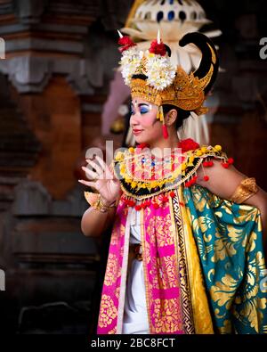 Portrait vertical d'un personnage féminin dans la danse Barong à Bali, Indonésie. Banque D'Images
