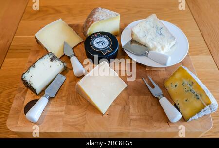 Plateau de fromages avec fromage de brebis espagnol, Gorgonzola, Manchego, Mahon, Bleu cornouillé, Corra Linn, cheddar noir de bombardier Banque D'Images