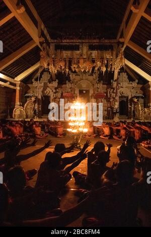 Vue verticale des pompiers de Kecak à Bali, Indonésie. Banque D'Images