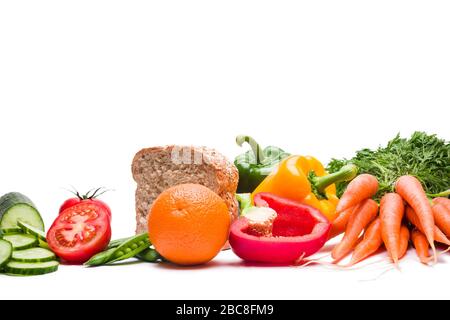 Groupe de nourriture fraîche de concombre, tomate, orange, pain complet, poivrons rouge doux, vert et jaune, pois dans les gousses et carottes sur fond blanc Banque D'Images