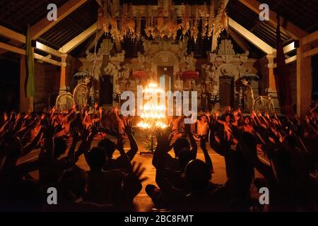 Vue horizontale d'une danse du feu Kecak à Bali, Indonésie. Banque D'Images