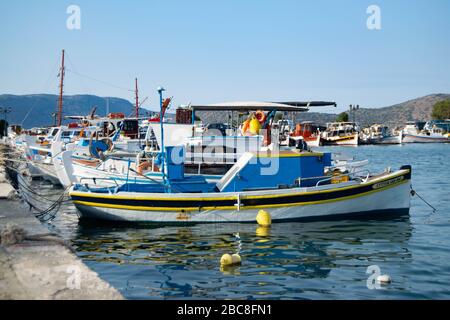 Un bateau bleu amarré à une petite marina dans l'île grecque de Crète Banque D'Images