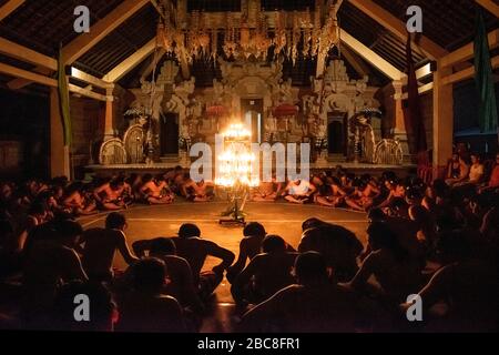 Vue horizontale d'une danse du feu Kecak à Bali, Indonésie. Banque D'Images