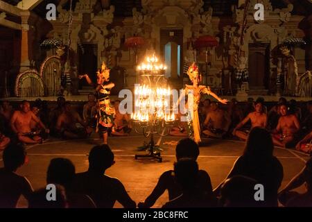 Vue horizontale d'une danse du feu Kecak à Bali, Indonésie. Banque D'Images