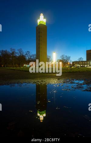 Allemagne, Saxe-Anhalt, Magdeburg, ambiance de soirée à la tour d'observation Albin Müller dans le Rotehornpark Banque D'Images