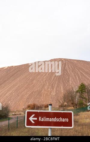 Allemagne, Saxe-Anhalt, Zielitz, signpost avec Kalimandscharo lettering, mine dump, K + S Kali Werke Zielitz Banque D'Images