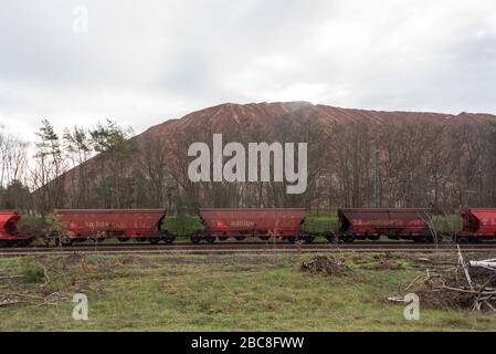 Allemagne, Saxe-Anhalt, Zielitz, vue sur les trains de marchandises et le vidage des résidus du K + S Kali Werke à Zielitz Banque D'Images