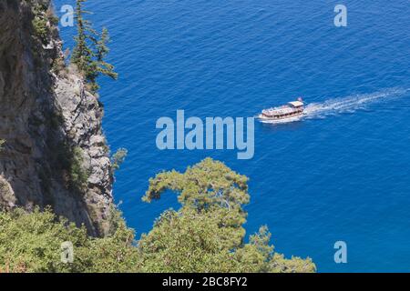 Près d'Oludeniz ou d'Olu Deniz, province de Mugla, Turquie. Scène côtière. Excursion en bateau à proximité des falaises. Banque D'Images