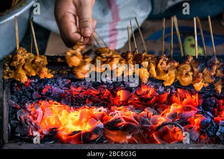 Gros plan horizontal de satay, un plat traditionnel de Bali, en cours de cuisson. Banque D'Images