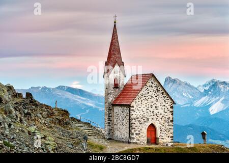 Latzfons, Klausen, province de Bolzano, Tyrol du Sud, Italie, Europe. L'église de pèlerinage Latzfonser Kreuz après le coucher du soleil avec vue sur les Dolomites avec Banque D'Images