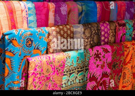 Gros plan horizontal de sarongs colorés à vendre à Bali, Indonésie. Banque D'Images