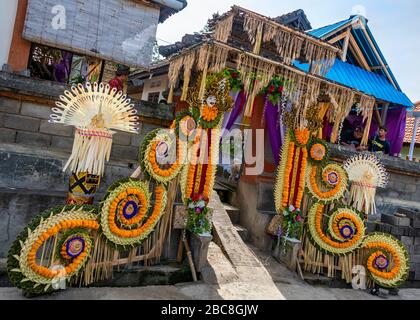 Vue horizontale sur le devant d'une maison décorée pour un mariage à Bali, Indonésie. Banque D'Images