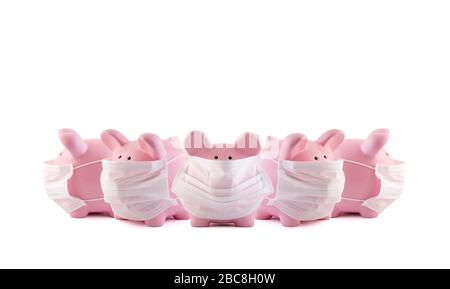 Groupe de bancs de pigmentation rose avec masques médicaux de protection sur fond blanc. Banques pendant un concept de pandémie. Banque D'Images